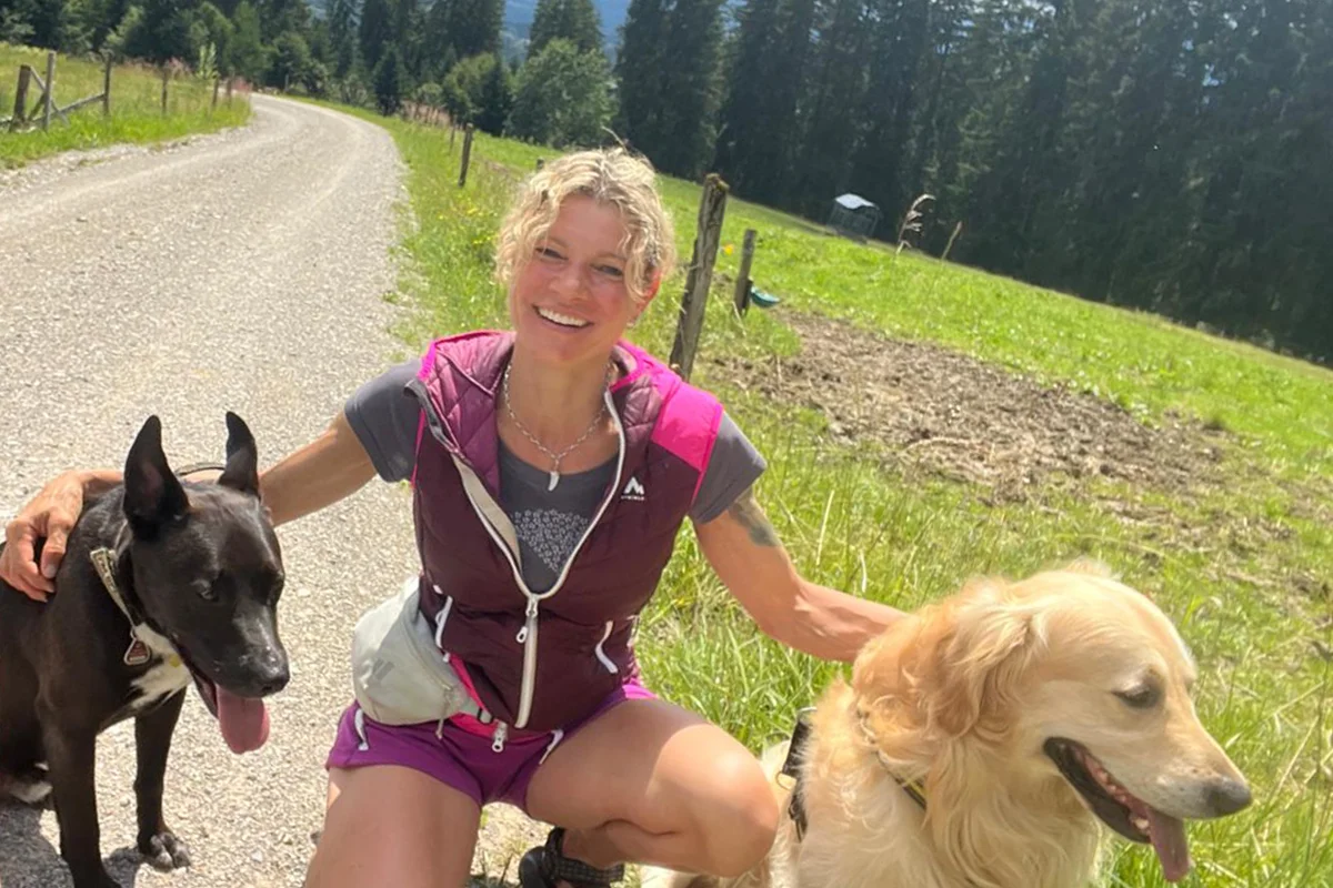 Tierheilpraktikerin Susan Georgi mit zwei Hunden auf Feldweg